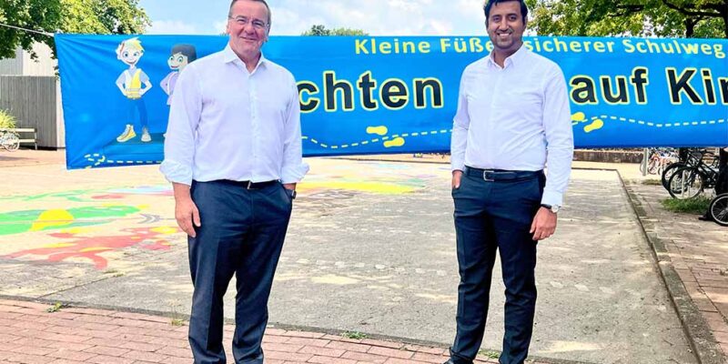 Der niedersächsische Innenminister Boris Pistorius und Dr. Wjahat Waraich bei der Aktion „Kleine Füße – sicherer Schulweg“ an der Grundschule Tegelweg