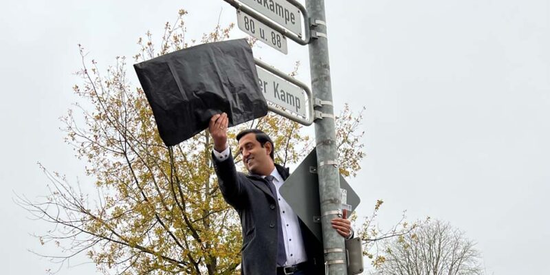 Bezirksratsmitglieder und Dr. Wjahat Waraich geben das neue Straßenschild „Laher Kamp“ in Bothfeld frei