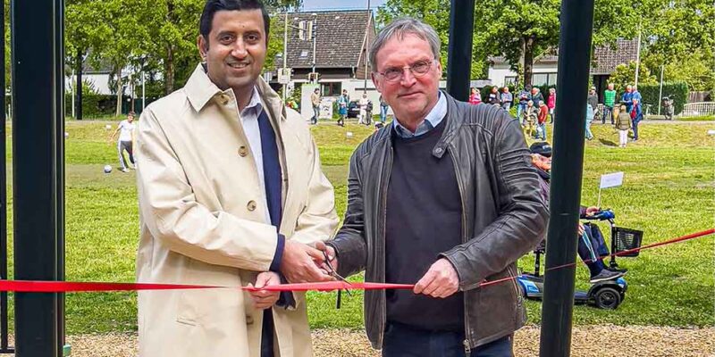 Dr. Wjahat Waraich durchschneidet mit einem weiteren Gast das rote Band am neuen Fitness- und Calisthenicsparcours in Bothfeld.