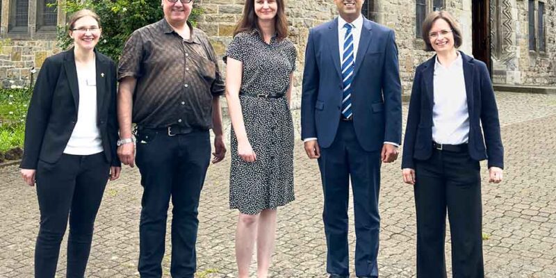 Dr. Wjahat Waraich steht mit vier Gästen vor der Kirche beim ökumenischen Trinitatisempfang.