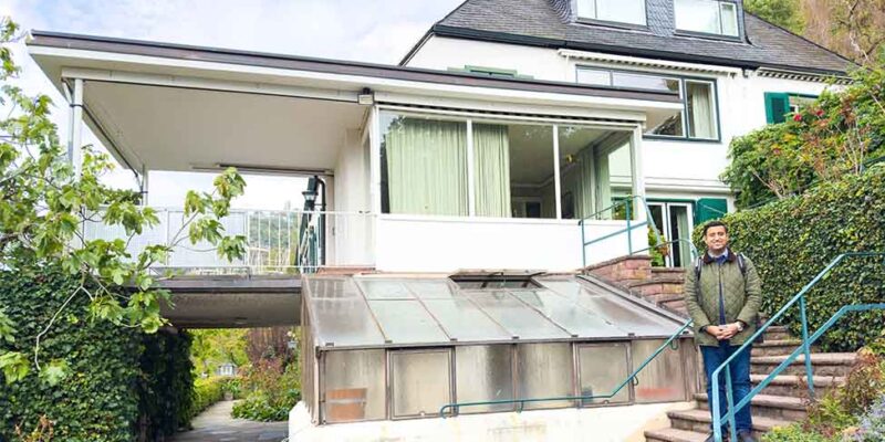 Das Wohnhaus Konrad Adenauers in Rhöndorf, auf der Treppe davor Dr. Wjahat Waraich.