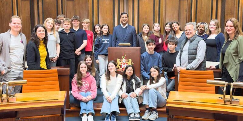 Schülerinnen und Schüler der Europaschule sitzen mit Dr. Wjahat Waraich im Ratssaal des Neuen Rathauses Hannover.