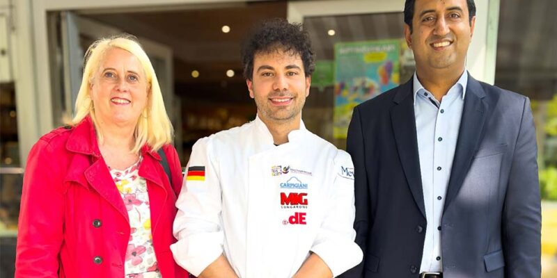 Dr. Wjahat Waraich steht mit dem Eismacher und einer Besucherin vor der Eisdiele Gondola.