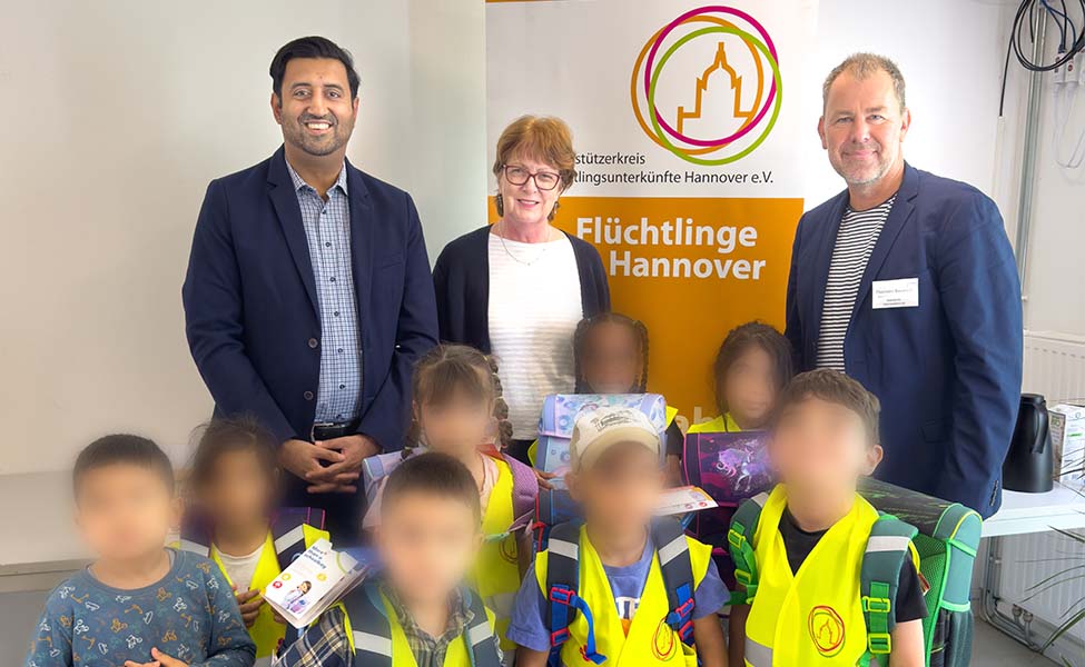 Schulranzen Für Einen Guten Start: Bezirksbürgermeister übergeben Ranzen An Kinder In Flüchtlingsunterkunft In Vahrenheide