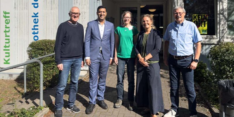 Dr. Wjahat Waraich steht mit Dezernentin Eva Bender und drei weiteren Gästen vor dem Kulturtreff Vahrenheide.