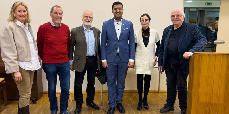 Dr. Wjahat Waraich steht mit fünf Gästen neben dem Rednerpult bei den Isernhagener Gesprächen.