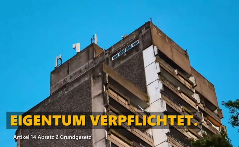 Das Hochhaus der Wohnschlange am Sahlkampmarkt vor blauem Himmel, darüber der Schriftzug „Eigentum verpflichtet“ mit Verweis auf Artikel 14 Absatz 2 Grundgesetz.